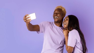 Mutlu anılar yaratıyorum. Siyahi adam sevgili kız arkadaşıyla özçekim yapıyor. Panorama