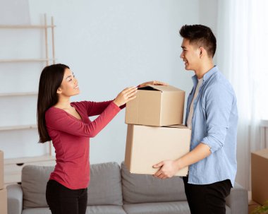Yeni daireye taşınıyorum. Asyalı koca elinde karton kutular, güzel karısı ona yardım ediyor. Boş alan