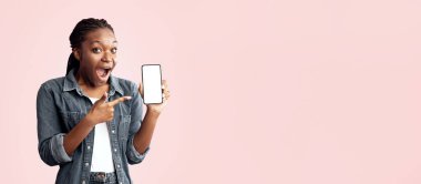 Mobil Uygulama. Heyecanlı Afrikalı Amerikalı Kadın, Pembe Stüdyo Arkaplanı Üzerine Boş Ekran Pozu Veren Telefon Gösteriyor. Model