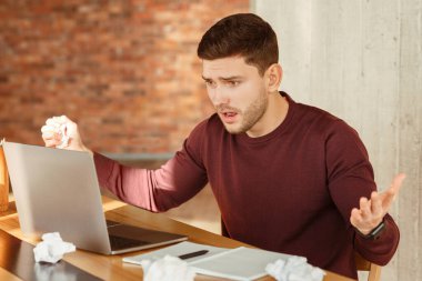 Hata Bağlantısı. Duygusal İşçi Laptop 'a Bakarken Modern Ofiste Yavaş İnternette Otururken Sorun Yaşıyor. Seçici Odaklanma