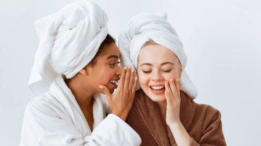 Bornozlu afro kız evde spa yaparken kız arkadaşıyla sırlarını paylaşıyor, panorama