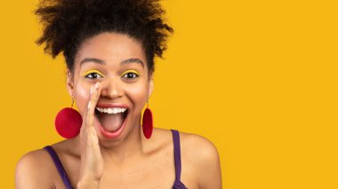 - Seninle konuşuyorum. Portakal rengi stüdyo duvarında izole edilmiş, el ele tutuşan, çığlık atan zenci kızın portresi.