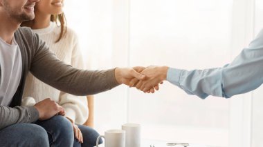 Yardımın için minnettarım. Tanımlanamayan çift ve aile psikologu başarılı terapi ve uzlaşmadan sonra el sıkışıyor. Kırpılmış, Seçici Odaklanma