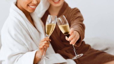 Çok ırklı spa kadınlarının şampanya bardakları, kadınlar günü konsepti.