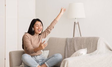 Happy Girl Airpods Müzik Zevk Ve Singing Favori Şarkı, Kanepe üzerinde Rahatlatıcı