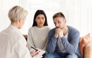 Psikologla konuşan çeşitli çiftler ofiste otururken aile sorunları yaşıyorlar. Seçici Odaklanma