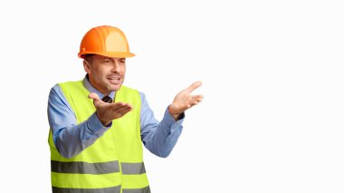 İnşaat sorunu. Hoşnutsuz İnşaat İşçisi, Beyaz Stüdyo Geçmişinde Duygusal Pozisyon Veriyor. Panorama, Boş Alan