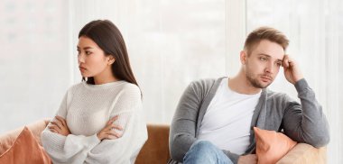 Evlilik Terapisi Konsepti. Tartıştıktan sonra Psikologlar Ofisinde Konuşmayan Çok Irklı Aile Çifti. Seçici Odaklanma