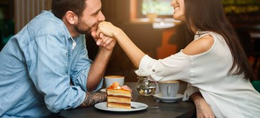 Sevgili Öpüşen Kız Arkadaşların Eli Kafe 'de Romantik Randevusu Var. Aşk ve Aşk