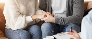 Uzlaşma için. Gülümseyen Çok Irklı Eşler Aile Psikoterapistleri Ofisinde Oturan Kavgadan Sonra El ele tutuşuyorlar