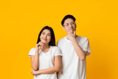 Birlikte bir gelecek planlamak. Genç Asyalı çift sarı stüdyo geçmişi hayal ediyor.