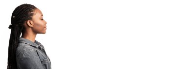 Saçları örülmüş, gözleri kapalı, beyaz stüdyo arka planında siyah bir kadının profil portresi. Yan Görünüm, Boşluğu Kopyala