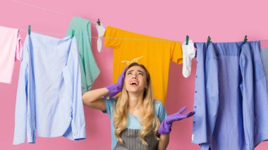 Rutin konsept. Tatminsiz kadın yanağa dokunur ve başını çevirir.