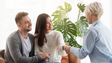 Başarılı bir evlilik terapisi. Aile Danışmanıyla tokalaşan çift yardım ve kurtarılan evlilik için minnettar.