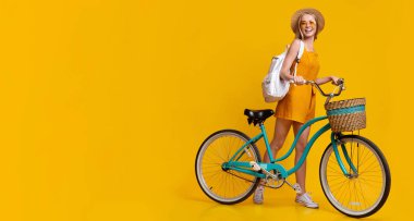 Yaz Maceraları. Sarı Stüdyo Arkaplanı Üzerine Bisikletli Hoş Genç Hippi Kız Portresi, Kopya Alanı Olan Panorama