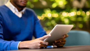 Kafeteryada çalışıyorum. Restoranda oturan, video izleyen, telif alanı kullanan Afro serbest yazar