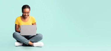 Mavi Stüdyo Arkaplanda Dizüstü bilgisayar kullanan Mutlu Siyah Milenyum Kadını. Uzaktan Öğrenme Konsepti. Panorama, Boşluğu Kopyala