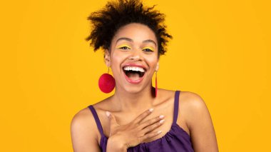 Samimi İnsan Duyguları. Sarı stüdyo duvarında kahkahalarla gülen sevimli zenci kız portresi.