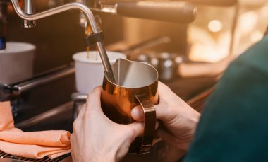 Baristas Hands 'in kafeteryadaki kahve makinesini kullanarak kahve yaptığı yakın plan. Mesleki Meslek. Kırpılmış