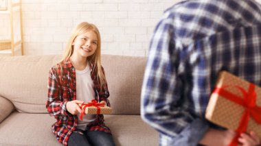 Doğumgününde evde onu tebrik eden ablasına hediye tutan tanınmamış çocuk. Kırpılmış, Seçici Odaklanma