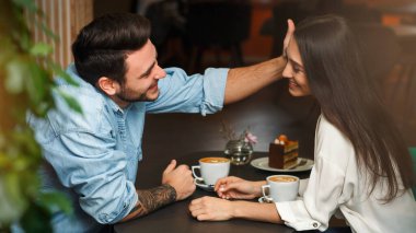 Sevgi dolu bir çiftin kahve dükkanında romantik bir randevusu var. Erkek Kız Arkadaşa Dokunuyor Kafede Saç Randevusu.