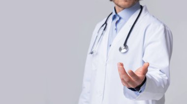 Tanımlanamayan erkek doktor elinde sanal bir nesne tutuyor, yeni bir ilaç ya da etkili bir grip ilacı, kesilmiş bir resim gösteriyor.