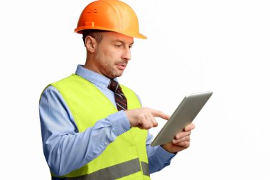 Bina Mühendisi, Beyaz Arkaplanda duran Dijital Tablet Bilgisayar kullanıyor. Endüstri Mühendisliği Konsepti. Stüdyo Çekimi