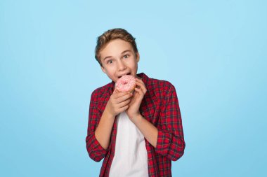 Sağlıksız Sweets. Ağabeyimin ve ablamın şekerli çörekleri yerken ve kameraya bakarken çekilmiş portresi.