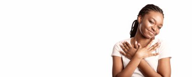 Minnettarım. Minnettar siyahi kadın, beyaz arka planda durup kameraya gülümseyen göğse ellerini bastırıyor. Stüdyo Çekimi