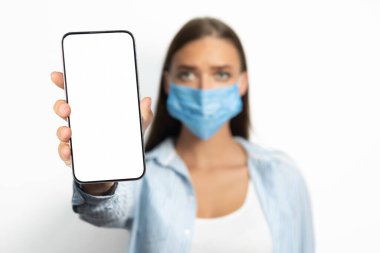 Coronavirus salgınını durdurun. Yüz Maskeli Kadın Hareketi Beyaz Stüdyo Arkaplanında Durmayı Durdurun. Sığ Derinlik