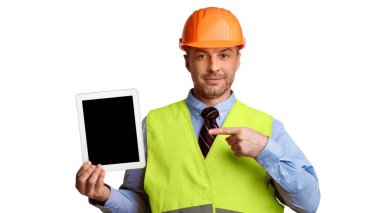Üniformalı Profesyonel İnşaatçı, Tablet Bilgisayar 'ın Beyaz Stüdyo arka planındaki boş ekran pozunu işaret ettiğini gösteriyor. Çevrimiçi Bina Hizmetleri İlanı, buraya bak kavramı. Mockup, Panorama
