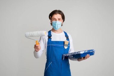 Coronavirus sırasında istihdam. Tıbbi Maskeli Profesyonel Ressam 'ın Portresi Ellerinde Patenlerle Işık Stüdyosu Arkaplanında, Panorama