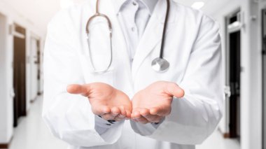 Açık avuçlarında görünmez bir nesne tutan, beyaz arka planda duran, kırpılmış görüntüler.