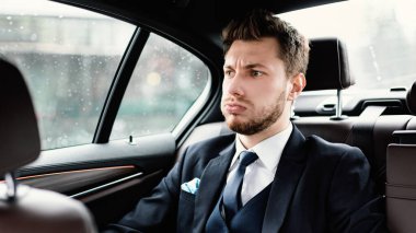 Trafik sıkışıklığında sıkıştım kaldım. Lüks arabanın arka koltuğunda oturan kızgın işçi geç kaldı.