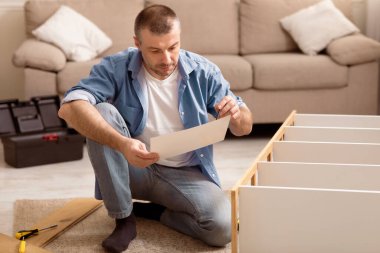 Tadilattan sonra Kabine Mobilya Evi 'ni toplayan Evde Mobilya Kurulumu okuyan adam. Seçici Odaklanma