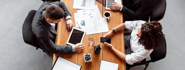 Colegas Negocios Trabajando Usando Aparatos Sentados Juntos Escritorio Oficina Moderna — Foto de Stock