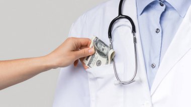 Sağlık sektörü konseptinde yolsuzluk. Tanımlanamayan Kadın Hasta Doktor Cebine Para Koyuyor, Kesilmiş Resim, Kapanış