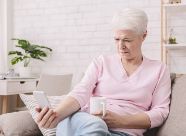 Hipermetropi. Şaşı ve telefon gözler, uzak tutarak kadın Smartphone ekran okuma