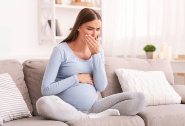 Sabah Hastalığı. Hamile Kız Hasta Hissediyor Ağzı Dokunuyor Kapalı Koltukta Oturuyor. Metin için Boşluk