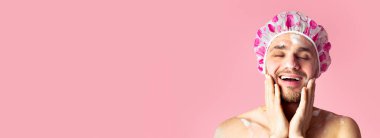 Duş şapkalı komik adam yüzünü yıkıyor, boş yer var.