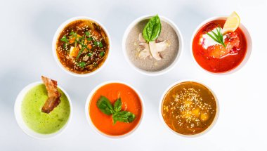 Farklı mutfaklardan, restoranlarda sıcak yemekler, sağlıklı yiyecekler - Japon miso çorbası, Asya balık çorbası, Rus çorbası, İngiliz bezelye çorbası, Fransız mantarı çorbası, İspanyol gazpacho isothe çorbası