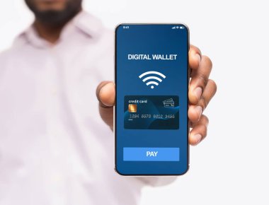 Mobil ödeme ve modern nakitsiz bankacılık. Dijital m-cüzdan uygulaması ile akıllı telefon ekranında, beyaz arka plan üzerinde izole tutan adam