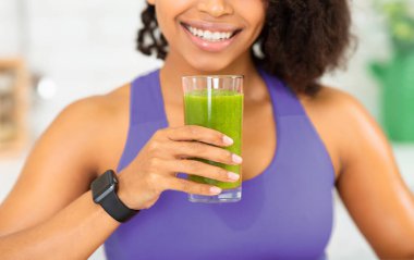 Sağlıklı Doğal Yaşam Tarzı. Gülümseyen Afrikalı kadının açık saçık portresi. Elinde smoothie, seçici odaklanma.