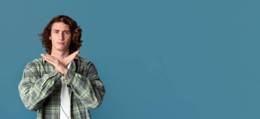 İnkar ediyorum. Renk arkaplanında Dur ya da Mola jesti gösteren ciddi milenyum adamı