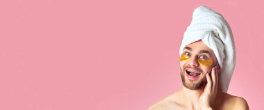 İnsan dış görünüşüyle, göz bandıyla, boş alanla ilgilenir.