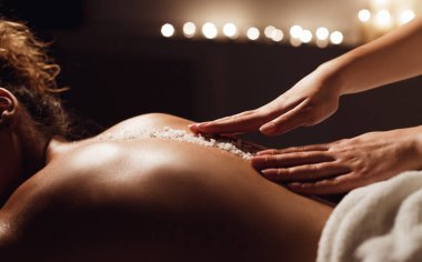 Afrikalı-Amerikalı kadın tuz elde fırçalayın tedavi sağlık spa, portre