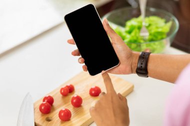 Beslenme Kontrol Konsepti. Sağlıklı yemek arka planı, beyaz masa, üst manzara, akıllı telefon tutan kadın eller.