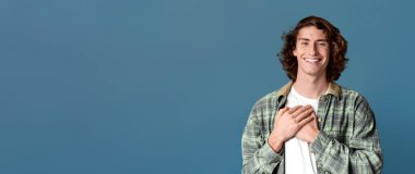 Minnettarlığımı ifade ediyorum. Turkuaz arka planda elini kalbine yakın tutan bin yıllık bir adamın portresi.