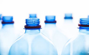 Çevre kavramını koru. Beyaz arkaplanda izole edilmiş boş plastik şişe setleri, boşluğu kopyala