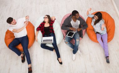 Çok ırklı genç arkadaşları, öğrenciler eğlenceli ev iç araçları kullanma hakkına sahiptir